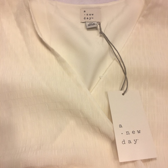 wat Womems a new day top - Picture 3 of 4